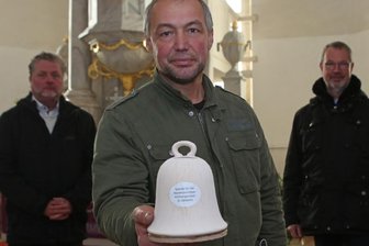 Kirchgemeinde will Stahlgeläut durch Bronzeglocken ersetzen - Pfarrer Michael Tetzner (hinten links), Ideengeber und Pfarrer i. R. Friedemann Müller (rechts) sowie Michael Thierfelder hoffen darauf, dass sie das benötigte Geld für die Glocken der Niederzwönitzer St. Johannis-Kirche schnell zusammenbekommen.