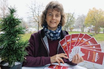 Kirchgemeinde will Teile von Plauen im Advent zum Leuchten bringen - Silke Dämlow von der Kirchgemeinde bereitet die Weihnachtsbaum-Aktion mit vor, die Chrieschwitz zum Leuchten bringen soll.