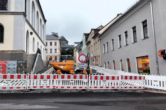 Kirchplatz in Elsterberg vor Fertigstellung: Wann herrscht wieder freie Fahrt? - Um die Elsterberger Kirche herum ist alles voll gesperrt.
