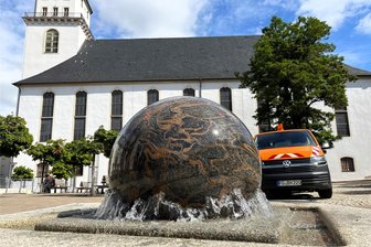 Kirchplatz in Frankenberg hat wieder Wasser - Der Testlauf am Montag: Der Kugelbrunnen auf dem Kirchplatz in Frankenberg hat wieder Wasser.