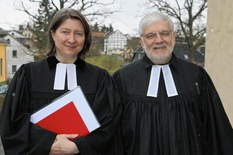 Kirchspiel St. Martin im Vogtland: Nach Pfarrer Rainer Zaumseil kommt Pfarrerin Sabine Stepper - Superintendentin Ulrike Weyer und Pfarrer Rainer Zaumseil am Samstag vor dem Gottesdienst zur Verabschiedung von Rainer Zaumseil aus dem Kirchspiel St. Martin im Vogtland. 