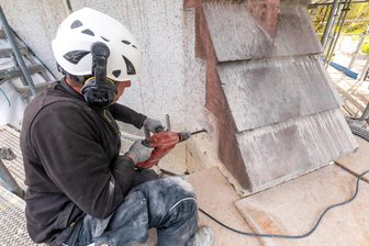 Kirchturm-Sanierung in Lauterbach: Warum plötzlich auch Handys streiken - Am Turm der Heilandskirche in Lauterbach wird der alte Putz entfernt.