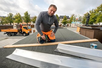 Kirchweih und Holzmarkt: Marienberg feiert drei Tage am Stück - Ronny Baldauf vom Bauhof bei letzten vorbereitenden Arbeiten für den Holzmarkt, der am Freitagabend beginnt.