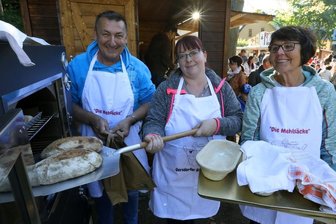 Kirmes in Gersdorf: Fahrgeschäfte und Backwaren locken Besucher an -