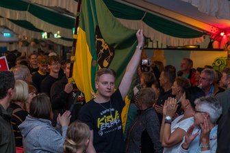 Kirmes in Grünbach: So ging die Wette mit Erlbach um die kultigste Kirmes im Vogtland aus - Triumphaler Einmarsch der Erlbacher ins Grünbacher Festzelt.