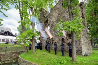 Kirmessaison startet in Breitenbrunn - Die Schützenvereine Breitenbrunn und Rittersgrün beim Salutschießen an der Jagdschlossruine. Foto. Niko Mutschmann