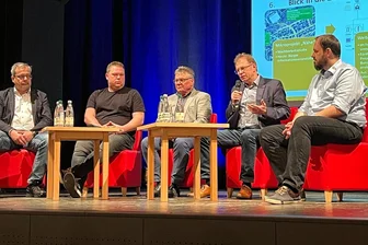 Kirschbergsiedlung in Crimmitschau: Kein Anschlusszwang an Nahwärmenetz - Sie beantworteten die Fragen der anwesenden Bewohner der Crimmitschauer Kirschbergsiedlung: Bau-Fachbereichsleiter Götz Müller, Kevin Steiner, Mario Reichel (beide WHZ), Rathauschef Andrè Raphael und Matthias Jehring (WHZ) (Foto von links).