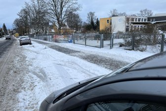 Kiss+Ride soll mehr Sicherheit vor Schulen auf dem Wasserberg in Freiberg bringen - Am Forstweg in Freiberg ist vor der Montessorischule eine Kiss+Ride-Zone geplant.
