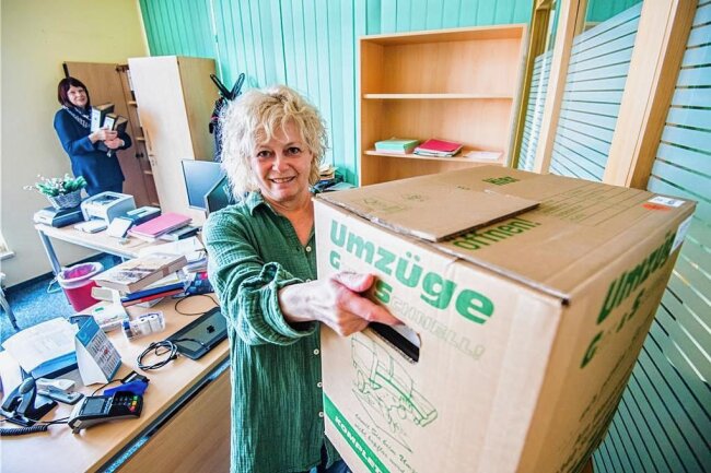 Kisten packen in Johanngeorgenstadt: Stadtverwaltung zieht um - Monika Dittrich (links) und Annette Herold vom Bürgerbüro haben in Johanngeorgenstadt die Kartons gepackt. 