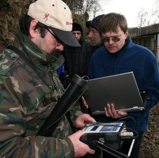 Kisten voller Gold statt Bernsteinzimmer? - 
              <p class="artikelinhalt">Der Hobbyschatzsucher Christian Hanisch (links) und André Kaden (rechts) werten die Daten des Messgerätes aus.</p>
            