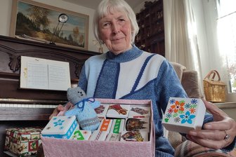 Kistenweise Nächstenliebe: Diese Vogtländerin hat „Weihnachten im Schuhkarton“ in die Region geholt – wer folgt ihr nach? - Gudrun Appel empfiehlt, die Päckchen so zu packen, als wären sie für die eigenen Enkel. Manche ergänzt sie mit Kleinigkeiten in selbstgebastelten Kästchen aus Papier.