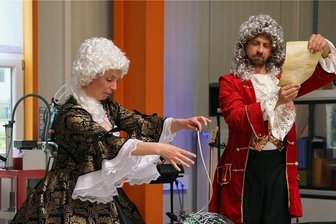 Kistler wächst in Meerane stetig weiter - Ein Kabelball hat bei den Feierlichkeiten zum Kistler-Jubiläum das Interesse von zwei Darstellern geweckt, die in die Rolle von Gräfin Cosel und August der Starke schlüpften. 