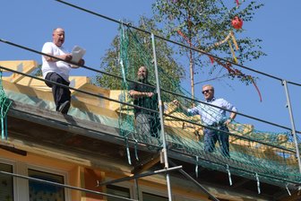 Kita „Albert Schweitzer“ in Falkenstein: Staunen beim Richtfest fürs neue Dach - Zum Richtfest an der Kita „Albert Schweitzer“ in Falkenstein haben Robert Wierick vom Planungsbüro Wierick Ingenieure (Mitte) und Bürgermeister Marco Siegemund (CDU) am Mittwoch die letzten Nägel in die Dachbalken geschlagen.