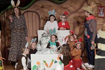 Kita "Am Drachenkopf" in Schneeberg feiert ihren 70. Geburtstag - Höhepunkt der Festveranstaltung zu 70 Jahre Kindertagesstätte "Am Drachenkopf" haben Kinder und Erzieherinnen das Kindermusical zur Hasengeschichte "Ich bin stark" von Rolf Zuckowski aufgeführt.