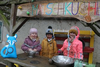 Kita aus dem Vogtland schafft es bei bundesweitem Wettbewerb ins Finale: Für den Sieg ist nun die Hilfe der Vogtländer nötig - Drei von derzeit 31 Kindern der Kita in Rodersdorf: Frieda, Robert und Anni sind viel im Freien, lieben ihre Matschküche.