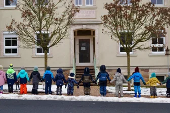Kita bei Mittweida vor dem Aus: Eltern starten Petition für Kindergarten Schweikershain - Die Kinder der Gruppen „Frösche“ und „Füchse“ bildeten vor einigen Tagen eine Kette vor der Kita in Schweikershain.
