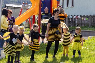 Kita-Beiträge: Für Eltern im Erzgebirge wird’s teurer - Zu den Jöhstädter Kindertagesstätten gehört die Kita „Glösensteinwichtel“ im Ortsteil Steinbach. Das Foto entstand beim Bienenfest am Kindertag.