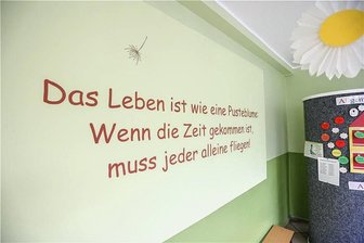 Kita-Beiträge steigen: Was können Eltern dagegen tun? - Ein Spruch am Eingang der Kita Pusteblume in Burgstädt. Auch dort steigen ab September die Elternbeiträge wie in allen Kindereinrichtungen der Stadt.