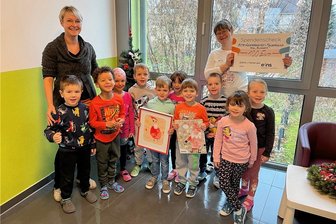 Kita "Buddelflink" Oederan bei Adventskalender-Wettbewerb: Darum hat der Weihnachtsmann einen kugelrunden Bauch - Freude in der Kita "Buddelflink": Der fünfjährige Dean (mit gerahmtem Bild) hat beim Malwettbewerb von Eins Energie den dritten Platz geschafft.