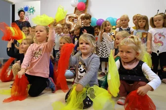 Kita "Bummi" in Hohenstein-Ernstthal ist seit 50 Jahren ein Haus für Kinder - Mit einem bunten Musikprogramm begrüßten die Kinder die ehemaligen Erzieherinnen in ihrer alten Wirkungsstätte.