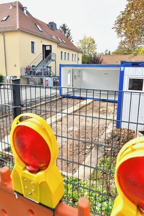 Kita-Container in Freiberg haben ausgedient - Die Fundamente der Container sollen im Oktober vom Gelände entfernt werden.