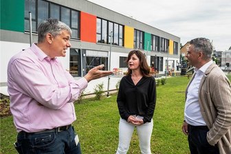 Kita des Chemnitzer Klinikums zieht in einen Neubau und wechselt den Betreiber - Die Leiterin der Kita "Buntspechte" in Altendorf, Katrin Kaiser, im Gespräch mit dem Chef des SFZ-Förderzentrums, Axel Brückom (links), und dem Vorstand der Chemnitzer Siedlungsgenossenschaft, Ringo Lottig. Die CSg war Bauherrin, das SFZ ist Trägerin der Einrichtung, die morgen in Betrieb geht.