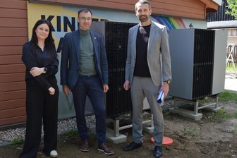Kita Dittersbach: Alte Ölheizung raus, neue Wärmepumpe rein - Sachgebietsleiterin Jessica Lasch, Oliver Gerstner sowie Enrico Grille (v. l.) vor Ort.
