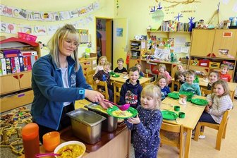 Kita-Essen in Dennheritz: Extra-Verhandlungsrunde bringt eine Preisreduzierung - Juliane Vogel verteilt das Mittagessen an die Kinder aus der Igelgruppe. 