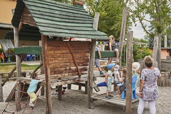 Kita-Gebühren: Crimmitschauer Stadtrat schlägt sich auf die Seite der Eltern - Auch Eltern, die ihre Mädchen und Jungen in der Kita „Brummkreisel“ im Ortsteil Gablenz betreuen lassen, müssen vorerst nicht tiefer in die Tasche greifen. Die Stadträte haben mehrheitlich eine Erhöhung der Gebühren abgelehnt.