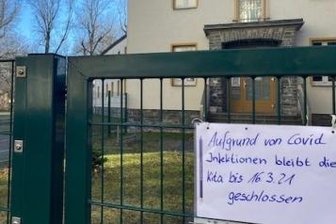 Die Kita an der Schulstraße 35: Ein kurzer Aushang informiert über die Schließung.
