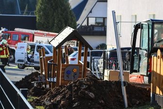 Kita in Bad Schlema nach Gasleck evakuiert: So ist die Lage jetzt - Bei Bauarbeiten nahe der Einrichtung hatte ein Baggerfahrer die Gasleitung beschädigt.