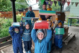 Kita in Reichenbach bekommt eine Palette Papier zum Malen und Basteln geschenkt - Kinder vom Montessori-Kinderhaus nahmen die Spende entgegen.