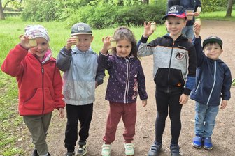 Kita in Zwickau bekommt eigenes Bienenvolk - Die Kinder konnten bereits eine Honig-Kostprobe genießen.