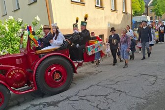 Kita-Jubiläum im Erzgebirge: „Bergstadtknirpse“ laden zum Gartenfest ein - Am Mittwoch gab es aus Anlass des Kita-Jubiläums einen kleinen Festumzug durch Jöhstadt.