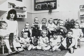 Kita-Jubiläum in Zwickau: Welche Vornamen speichern sich Erzieherinnen über Jahrzehnte im Kopf ab? - Petra Wittig mit einer Kita-Gruppe. Das Foto entstand 1989.