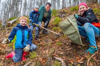 Kita-Kinder aus Pöhla pflanzen Sträucher - 25 Sträucher haben 17 Kinder der Kita "Pöhlbachzwerge" aus Pöhla am Donnerstag an einem Hang im Scherezwald gepflanzt. 