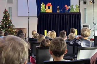 Kita-Kinder erleben in Reichenbach Puppenspiel im Rathaus - Die Kinder sahen spannendes Puppentheater.