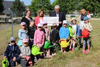 Kita-Kinder pflegen Bäumchen: 200 neue Setzlinge in Hainichen gepflanzt - Der symbolische Spendenscheck wurde von Katharina Trautschold an Dieter Greysinger übergeben.