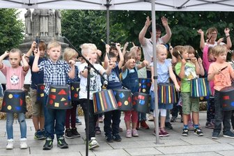 Kita-Kinder und Tanzgarden sorgen für Stimmung beim Stadtfest in Adorf - 