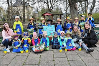 Kita-Kinder werden zu Kleingärtnern - Die Kinder aus der Kita "Pfiffikus" Niederwiesa hatten sich zum Aufbau des Hochbeetes die passende Kleidung angezogen.