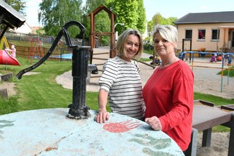 Kita „Knirpsenland“ in Königshain: Wo es schon vor 50 Jahren einen Pool gab - Sindy Lerche (links) und Ines Poch „Knirpsenland“ in Königshain blicken darauf zurück, was sich in der Kita in den 50 Jahren verändert hat.