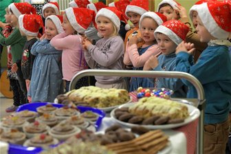 Kita „Löwenzahn“ in Zug verwandelt sich in ein Weihnachtshaus - Der Kita-Chor sang zum Beginn des vorweihnachtlichen Nachmittags „In der Weihnachtsbäckerei“.