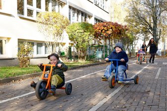 Kita-Moratorium in Sachsen auf der Kippe: Kommunen stellen Bedingung für Zustimmung - Hat das noch vom alten Landtag im September einstimmig beschlossene Kita-Moratorium, das den Abbau von Erzieher-Stellen trotz sinkender Kinderzahlen verhindern soll, Bestand oder nicht?