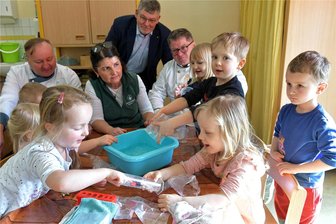 Kita Niederbobritzsch: Warum es kurz vor Ostern ein Weihnachtsgeschenk gab - In der Kita „Sonnenkäfer“ in Niederbobritzsch heißt es jetzt „Wasser marsch ". Bäckermeister René Buschmann aus Dorfchemnitz, Kitaleiterin Antje Huyer, Jens-Torsten Jacob und Bäckermeister Karsten Liebscher aus Weinböhla (h. v. l.) freuen sich genau wie die Kinder darüber.