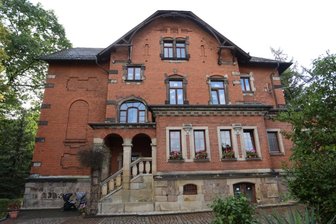 Kita-Sanierung in Dietel-Villa geht weiter - Die repräsentative Villa an der Schulstraße ließ Guido Dietel errichten. Seit mehr als 80 Jahren sind darin Kindereinrichtungen untergebracht. Die Stadt lässt die Immobilie nach und nach sanieren. 