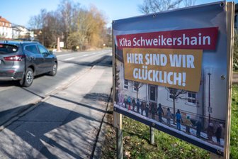 Kita-Schließung im Dorf bei Mittweida droht weiterhin: Erlau setzt auf neue Studie - Seit Monaten wird mit Plakaten der Erhalt der Kita Schweikershain gefordert.