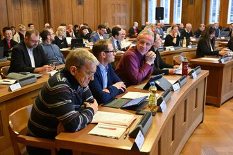Kita-Schließungen in Chemnitz: So lief die Sondersitzung des Stadtrats - Wegen der in Chemnitz geplanten Kita-Schließungen hatten die Stadträte des BSW eine Sondersitzung des Stadtrates durchgesetzt. Dafür hagelte es Kritik von anderen Parteien. Zuspruch gab es nur von Rechtsaußen.