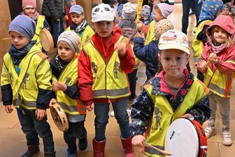 Kita-Schließungen in Chemnitz: Was sagen die gewählten Politiker im Rathaus? - Kinder der Chemnitzer Kita „Zwergenland“ demonstrieren mit ihren Erziehern im Rathaus gegen das drohende Aus für ihre Einrichtung. Die geplanten Schließungen von bis zu zehn Kinderbetreuungseinrichtungen sehen viele Parteien kritisch.