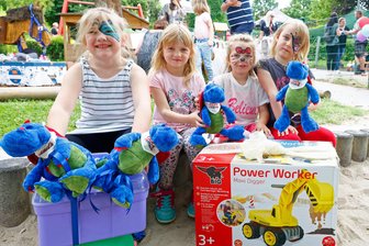 Kita „Spatzennest“ in Meerane feiert Jubiläum: Welche Geschenke für Freude sorgen - Für die Kinder gab es mehrere Meerano-Maskottchen und einen Bagger als Geschenk.