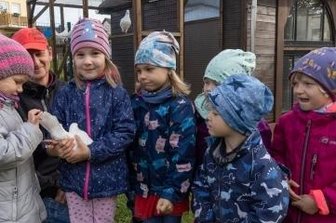Kita "Spatzennest" wird zum Taubenschlag - Nico Hübner (hinten) wird sich gemeinsam mit den Kitakindern um die Tauben kümmern. Zu Einweihung wurden Lieder gesungen und es gab Tauben-Plätzchen. 